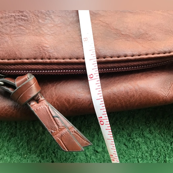 Bueno soft leather crossbody / shoulder bag. Many compartments. Stlyish. - Picture 4 of 9